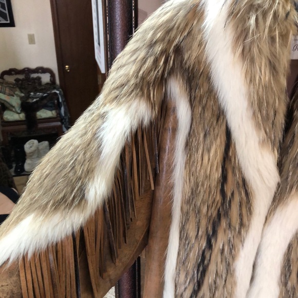 Stroller jkt with coyote fur on top half & leather on bottom half also fringe. - Picture 9 of 11